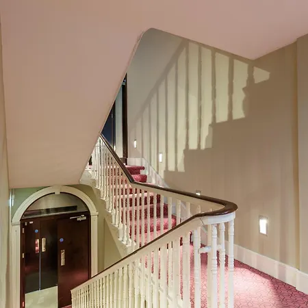 The Linn Hotel *