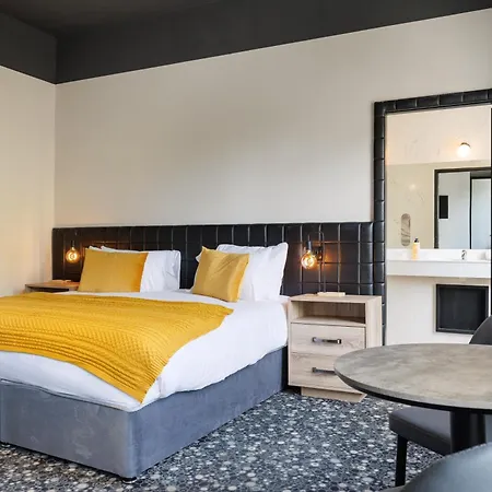 The Linn Hotel *